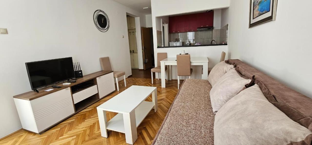 Mn One Bedroom Apartment *